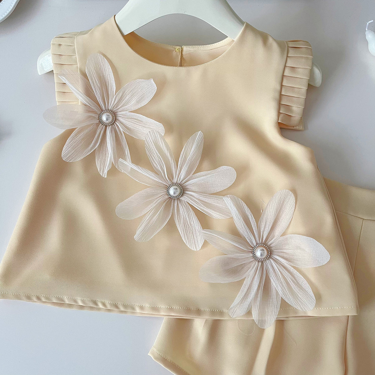 Beige 3D Pearl Flower Top and Pleated Shorts Set – TYM-YWL-063