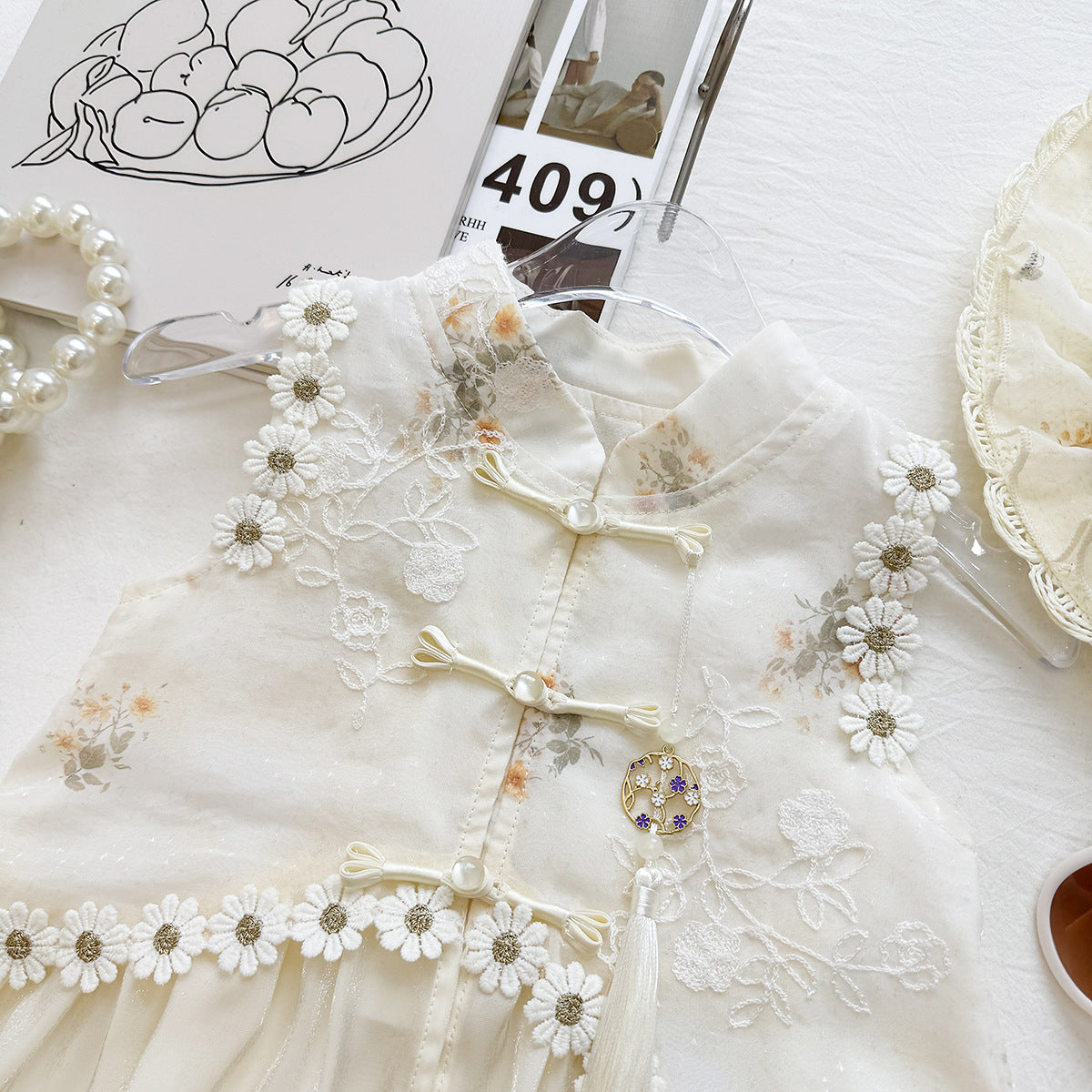 Cream Daisy Trim Mandarin Frog Button Top – TYM-YWL-034