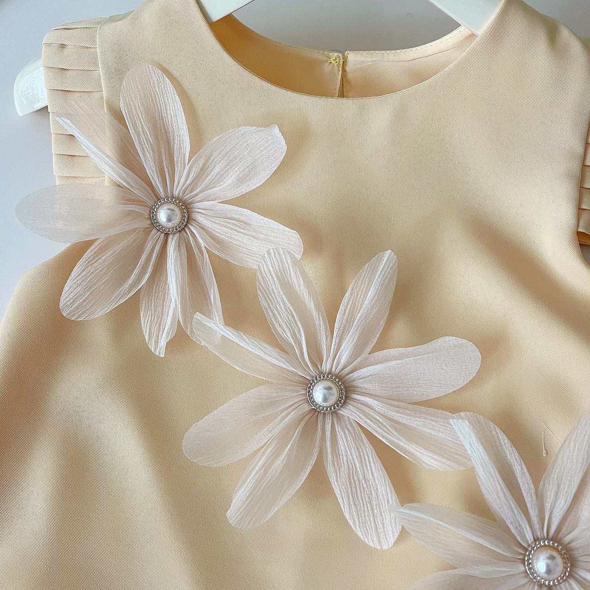 Beige 3D Pearl Flower Top and Pleated Shorts Set – TYM-YWL-063